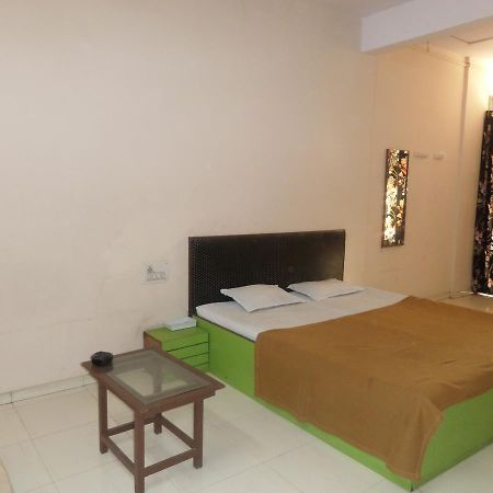 Vrindavan Lodge Solapur Extérieur photo